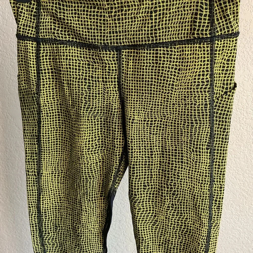 Lululemon Womens 4 Black Yellow‎ Cropped Leggings Athletic Yoga Running Gym - Picture 3 of 6